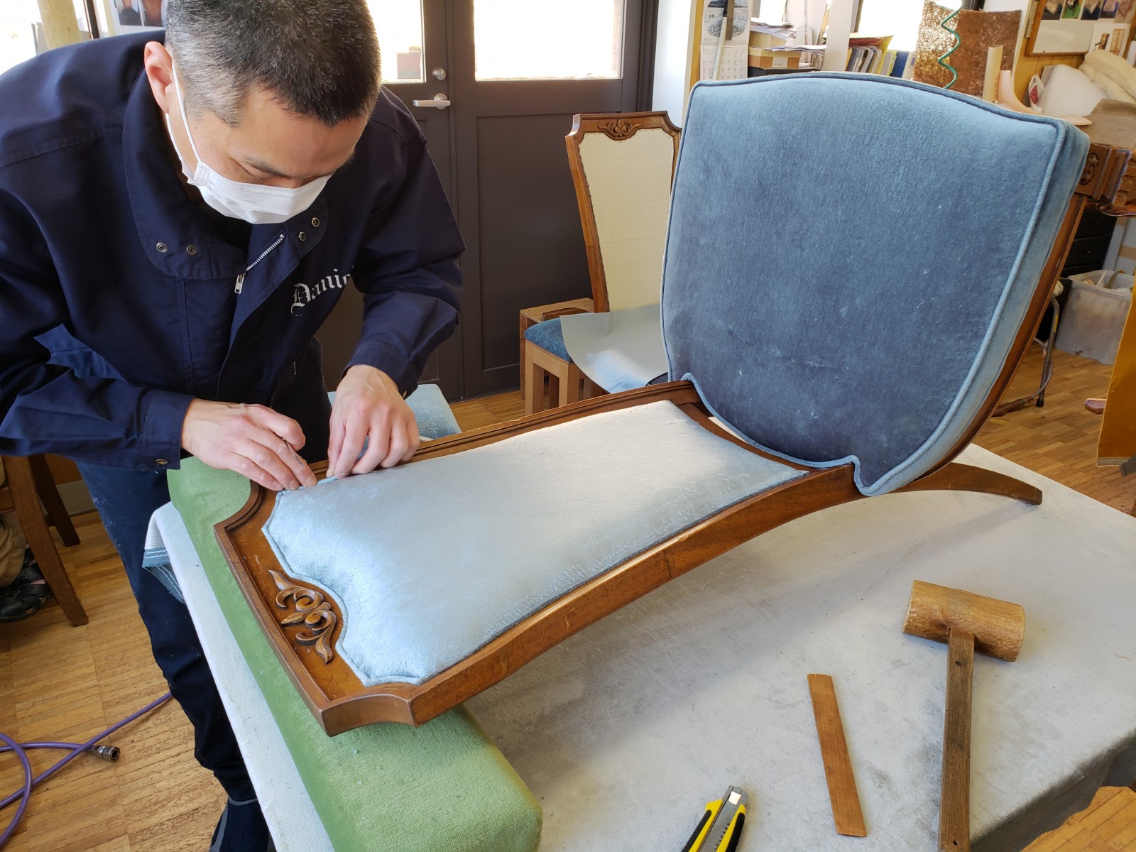 家具修理　ドレクセルチェア張替修理　背の籐を布張りに　